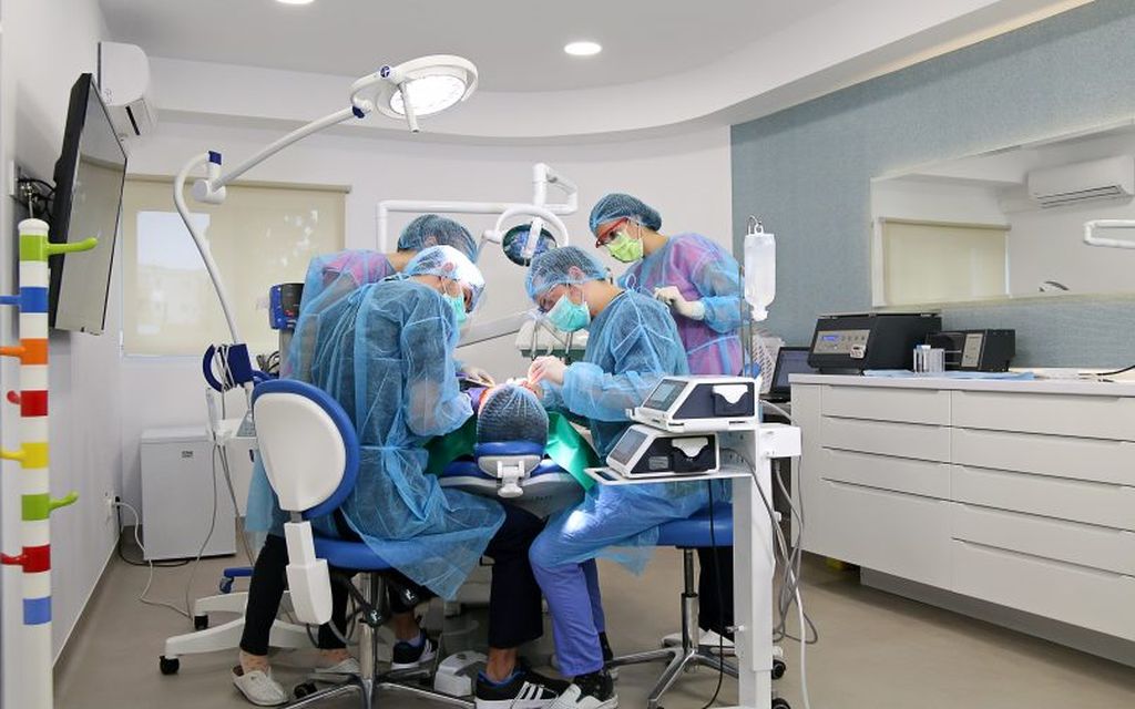 Medicii stomatologi cer măsuri care să-i ferească de faliment