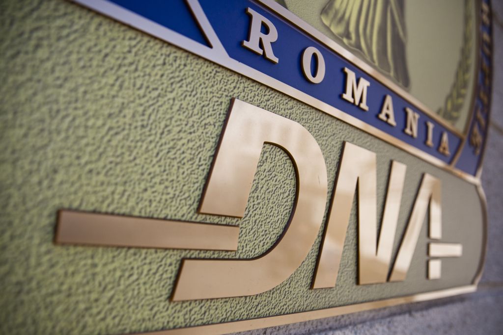 Mafia înmatriculărilor – Un polițist a recunoscut că a luat mită
