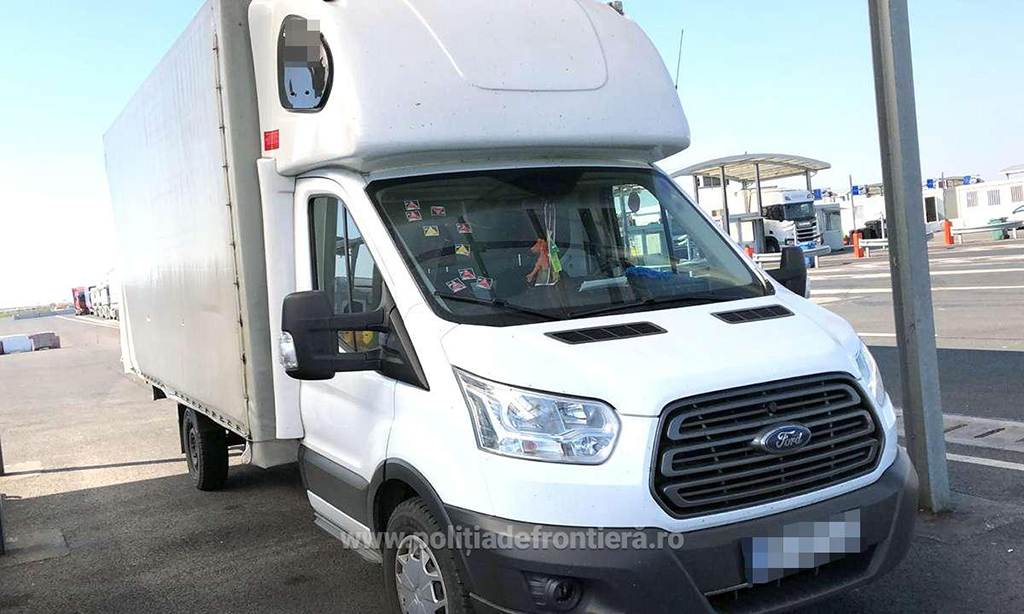 Autoutilitară căutată de autorităţi descoperită la Nădlac