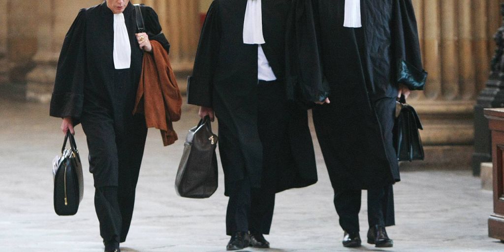 Avocații și alți profesioniști sunt afectați de starea de urgență