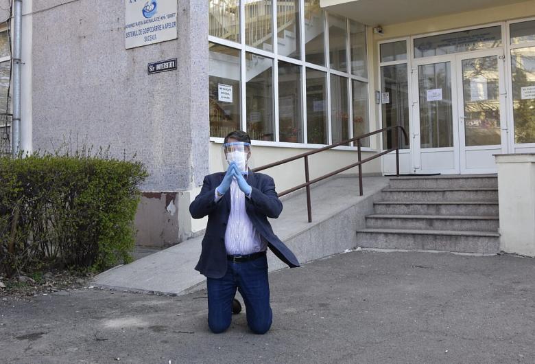 Scandalos: un funcționar a fost demis pentru că s-a rugat la Dumnezeu