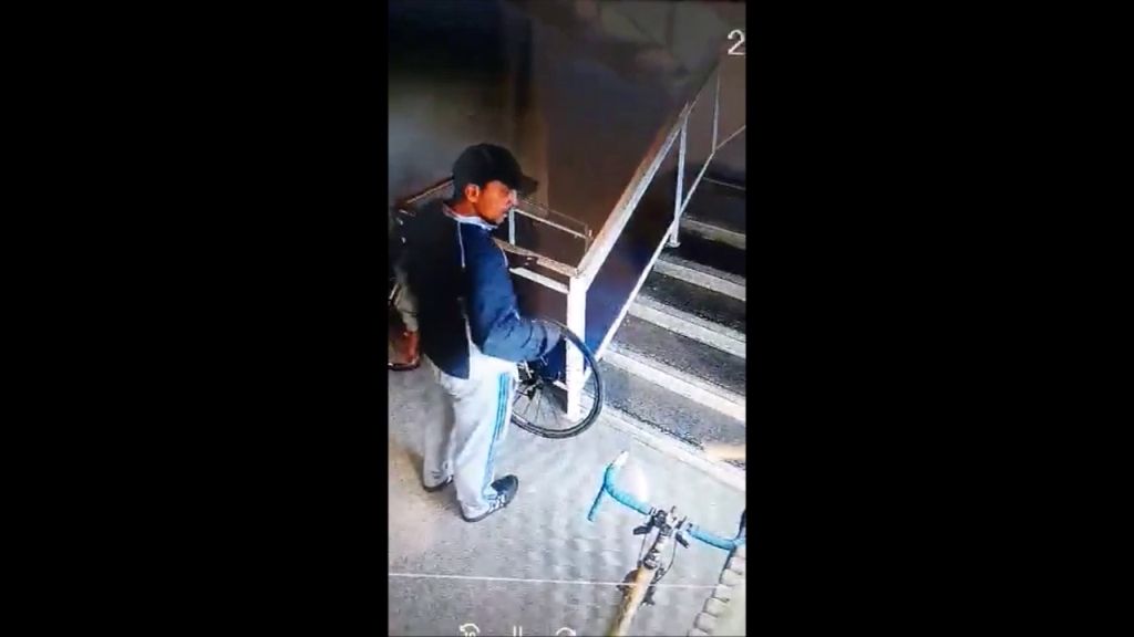 Senzațional: hoț de biciclete surprins în plină acțiune – video