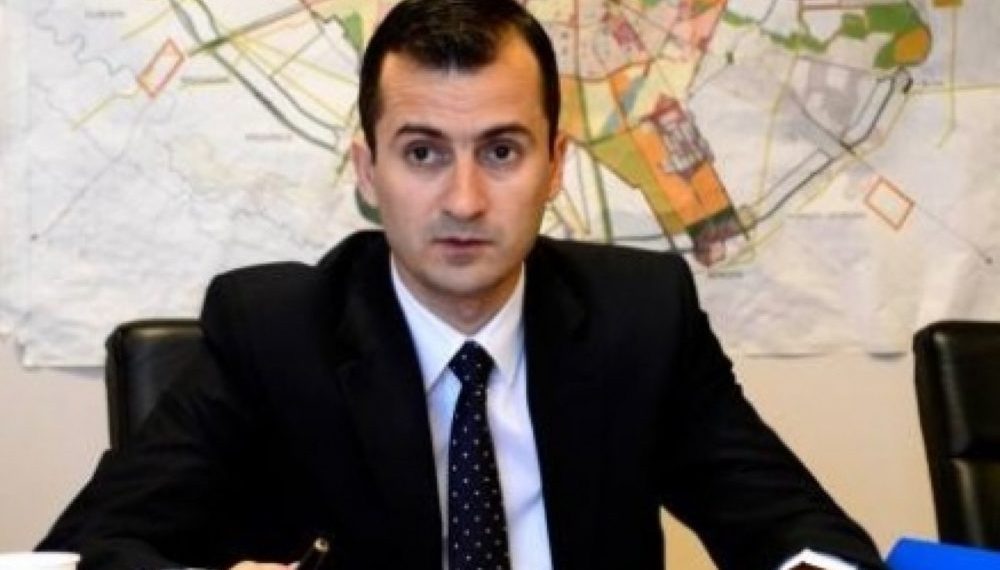 Fost viceprimar, trimis în judecată pentru trafic de influență. Ar fi primit bani chiar în sediul consiliului local