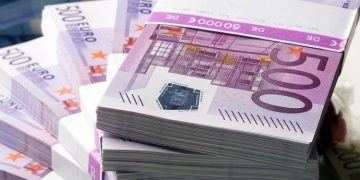 Angajatele unei bănci, acuzate că au furat 270.000 de euro din conturile unor clienți