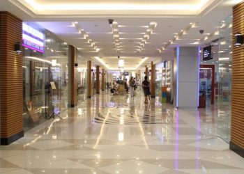 Protest la redeschiderea mall-urilor. Mai multe magazine nu şi-au reluat activitatea în „centrele comerciale incorecte”