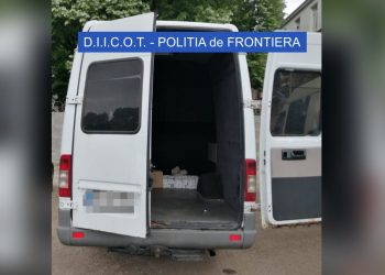 Microbuze care duceau români la muncă, în Occident, folosite ca paravan de o reţea de traficanţi de migranţi