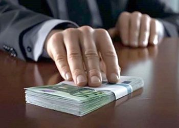 Poliţist reţinut pentru mită şi trafic de influenţă. A cerut 2.000 de euro ca să rezolve un dosar
