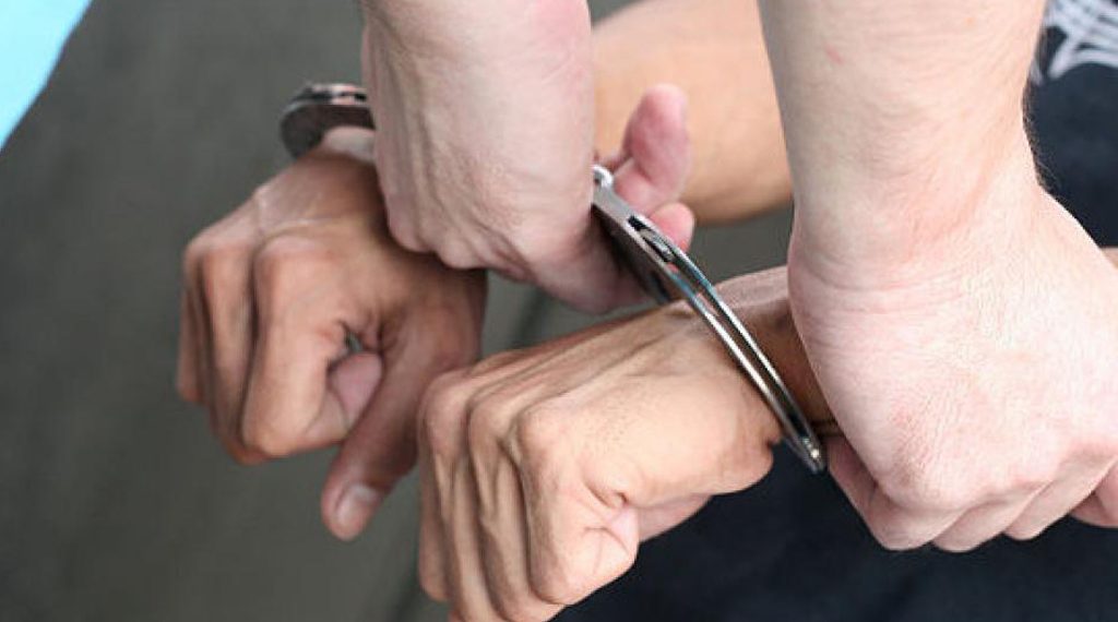 A bătut cu burlanul doi septuagenari, i-a jefuit, după care a sărit să lovească o femeie