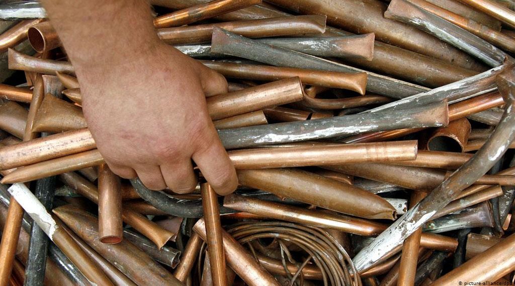 Hoți cu ”onoare” | Au adus înapoi dubița cu care au furat trei tone de cupru de la o firmă din Bihor