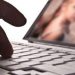 Peste 1000 de fetițe, abordate online de un pedofil român care le cerea fotografii pornografice
