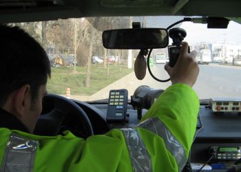 Șase polițiști, arestați pentru că ar fi primit bani și chiar brad de Crăciun ca să-i ierte pe vitezomani