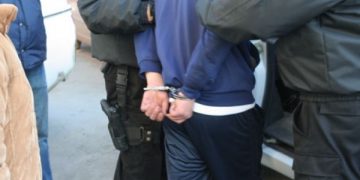 Tâlhărie între adolescenți | Un salontan a fost arestat după ce i-a furat lănțișorul unui localnic