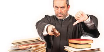 Cele 10 porunci ale judecătorilor care se cred Dumnezeu – varianta unui cunoscut avocat, doctor în drept constituțional