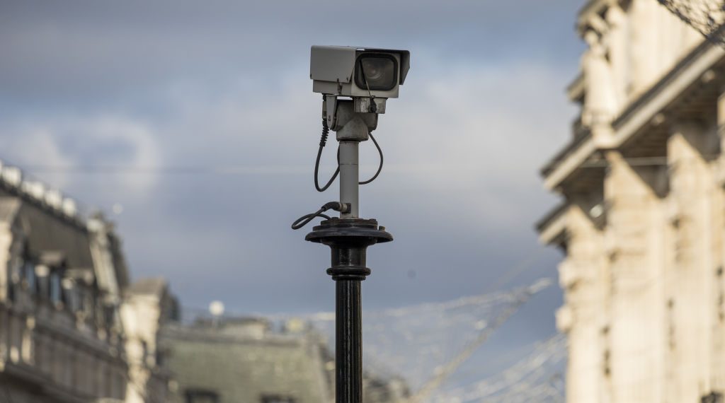 Justiția la alții | Recunoașterea facială, folosită ilegal de Poliția britanică. În Franța, obligația de a purta mască în aer liber – anulată