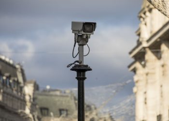 Justiția la alții | Recunoașterea facială, folosită ilegal de Poliția britanică. În Franța, obligația de a purta mască în aer liber – anulată
