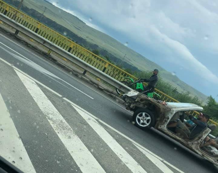 Nici RABLĂ nu-i poți spune | Mașină fără capotă, portiere și numere, oprită de polițiști pe un drum european