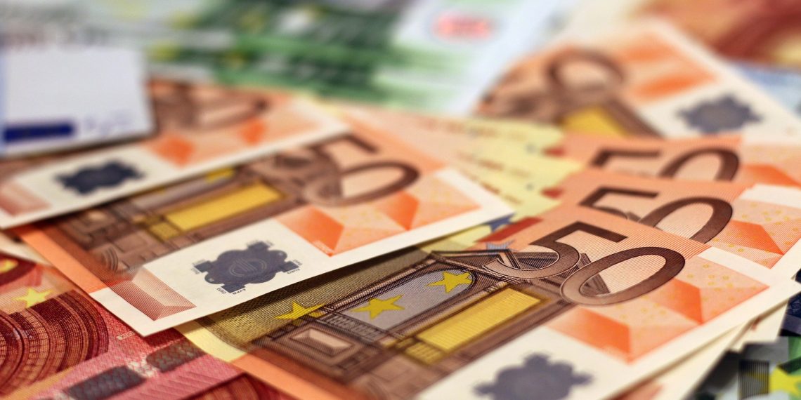Medic ȘANTAJAT de o polițistă | A dat 15.000 de euro ca să scape de un dosar penal, dar și de BĂTAIE