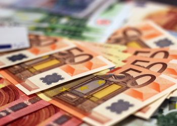 Medic ȘANTAJAT de o polițistă | A dat 15.000 de euro ca să scape de un dosar penal, dar și de BĂTAIE
