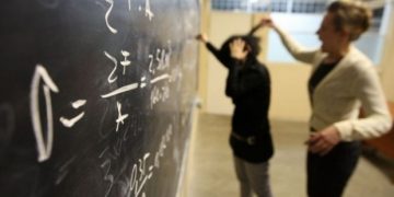 Profesorii condamnați pentru infracțiuni contra elevilor NU MAI POT preda