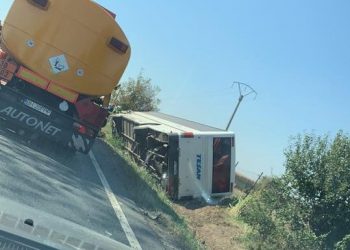 Un autobuz, o autoutilitară și trei autoturisme, implicate într-un ACCIDENT pe DN79 Oradea-Arad, la ieșire din Nojorid