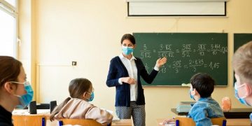 2.000 de lei lunar – STIMULENT pentru cadrele didactice pe timpul stării de alertă sau de urgență | Personalul auxiliar primește 1.500 de lei/lună