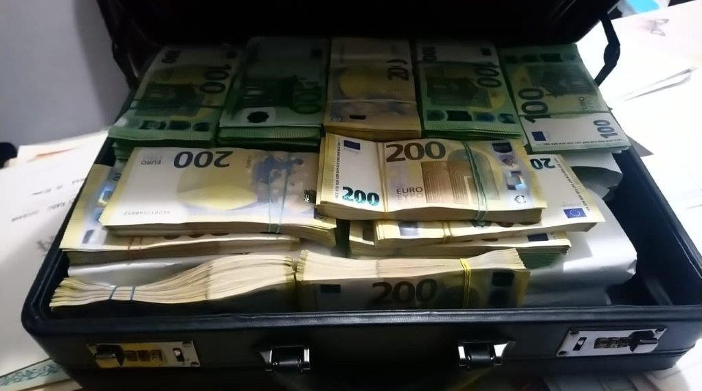Cum arată valizele și gălețile pline cu BANI, găsite în urma perchezițiilor DNA în cazul ”fabricii de permise” de la Suceava | 1,2 milioane de euro au fost găsiți