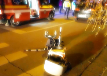 VIDEO. Momente de spaimă pe o stradă din Oradea | Un bărbat care împingea un cărucior de copii, lovit pe trecerea de pietoni