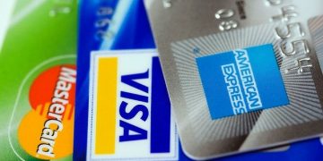 Plăţile online cu cardul, reguli noi din acest an