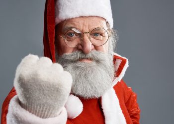 Moș Crăciun, dat în judecată după ce l-a lovit pe un tânăr cu toiagul, pentru că  refuzat să recite o poezie