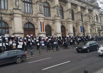 #alăturideRobert | Sute de avocați au protestat la București și Satu Mare