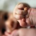 Un bebeluș de 5 luni a ajuns la spital cu traumatism cranio-cerebral grav