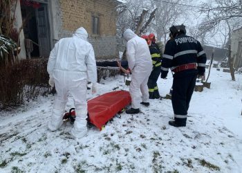 Femeie aflată în carantină, salvată de pompierii bihoreni după ce a căzut în casă