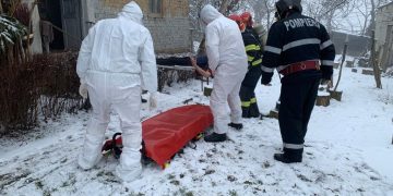 Femeie aflată în carantină, salvată de pompierii bihoreni după ce a căzut în casă