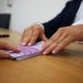 Dobânda URIAȘĂ pe care trebuie să o plătească un român pentru un credit de 180 de euro