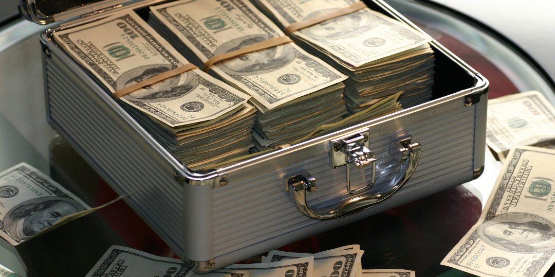Aproape 1 MILIARD de dolari, transferați din greșeală | Banca poate recupera doar jumătate din bani