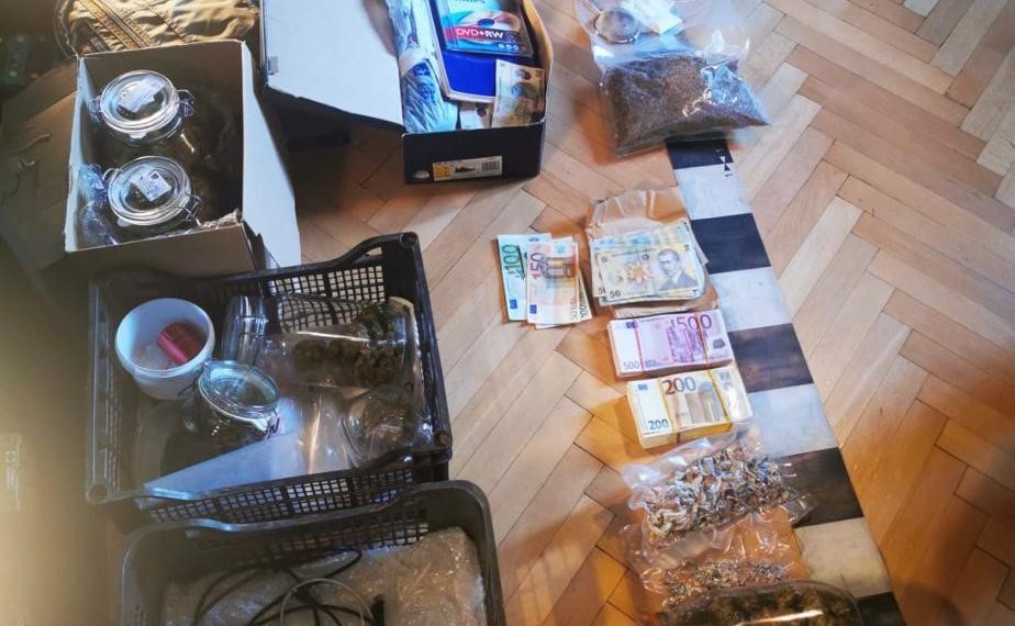 Operațiune de prindere a unor TRAFICANȚI care transportau un colet cu aproape 10 kilograme de cannabis | Cinci persoane au fost reținute de DIICOT