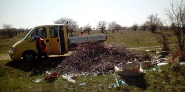 Pedeapsă DURĂ | 15.000 de lei amendă și mașină CONFISCATĂ pentru aruncarea gunoiului în loc nepermis
