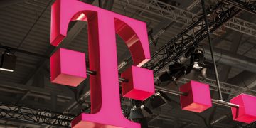 Două AMENZI de peste 63.000 de lei pentru Telekom România | Operatorul ar fi divulgat, dintr-o eroare, datele a aproape 100.000 de clienți
