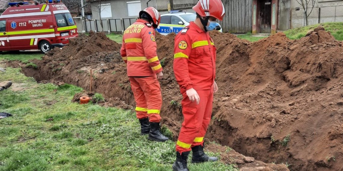 Un muncitor și-a pierdut viața după ce a fost prins sub un mal de pământ