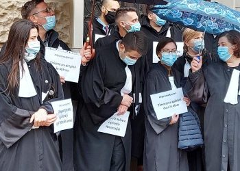 Protest MASIV al avocaților bihoreni | În jur de 100 de avocați au ieșit în fața Palatului de Justiție din Oradea