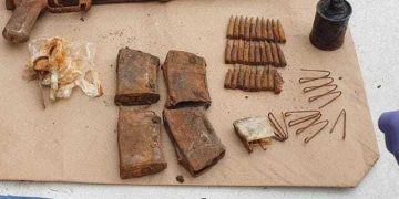 Arme și grenade introduse ilegal în România, folosite în bazele de antrenament ale ”Academiei infractorilor” | Cum a fost negociată vânzarea unui AK-74 și a unei grenade îngropate la marginea Clujului