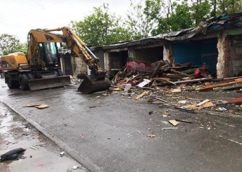 FOTO. Cu buldozerul în ”NATO” | Sesizată de pompieri și de DSP, Primăria Oradea a demolat improvizațiile dintr-o zonă rău famată a orașului
