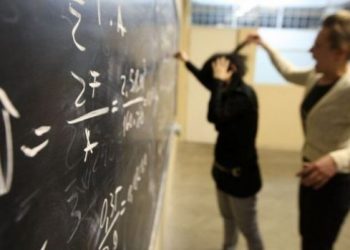 Profesorii cercetați pentru violență sau hărțuire sexuală pot primi INTERZIS la catedră până la finalizarea procesului (proiect adoptat de Senat)