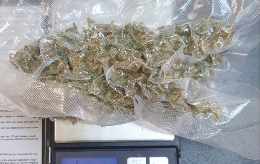 Flagrant delict cu droguri într-o parcare din Oradea | Patru bihoreni prinși în timp ce încercau să vândă cannabis