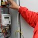 Mită pentru branșarea ilegală la rețeaua de energie electrică | Trei angajați ai unei companii de electricitate, cercetați pentru complicitate la furt de curent