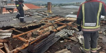 Vânt puternic în zona Marghita | Acoperișul unui bloc a fost smuls și aruncat peste mașini. Un copac a fost doborât peste calea ferată