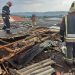 Vânt puternic în zona Marghita | Acoperișul unui bloc a fost smuls și aruncat peste mașini. Un copac a fost doborât peste calea ferată