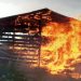 Incendiu violent la o fabrică de mobilă din Bihor | Focul ar fi pornit de la rumegușul aprins într-o groapă și lăsat nesupravegheat
