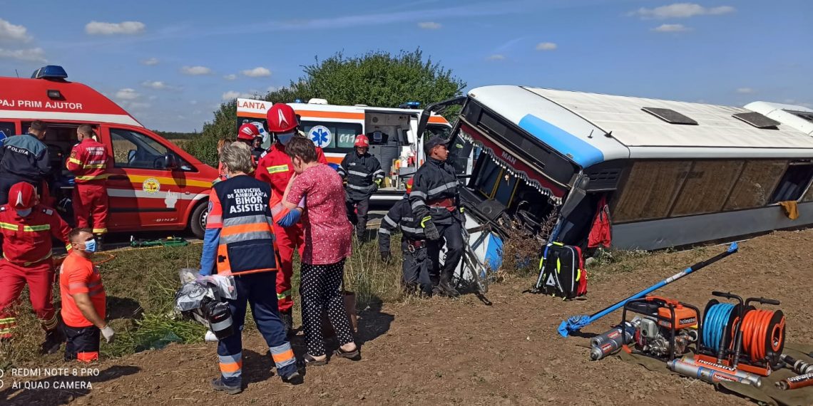 Un autobuz cu 21 de călători, implicat într-un ACCIDENT, lângă Valea lui Mihai | A fost activat planul roșu de intervenție