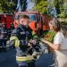 FOTO. Cerere în căsătorie de Ziua Pompierilor | Comandantul stației de pompieri din Ștei i-a oferit iubitei un inel de logodnă